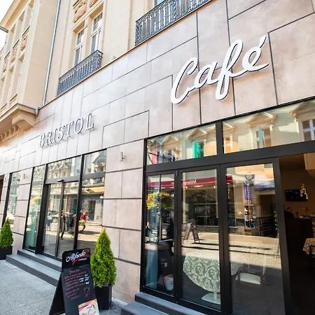 Couette-café Bristol Economy